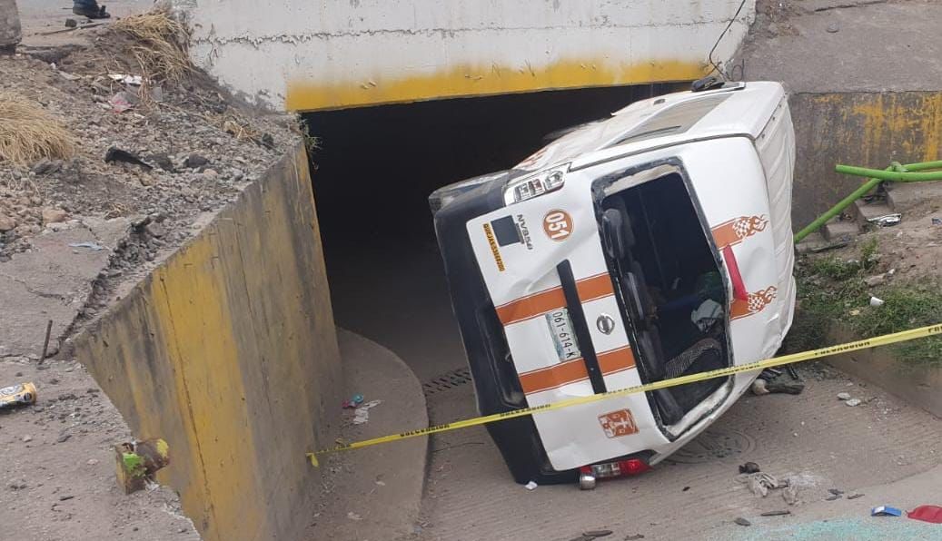 Combi cae de puente en la libre México-Pachuca