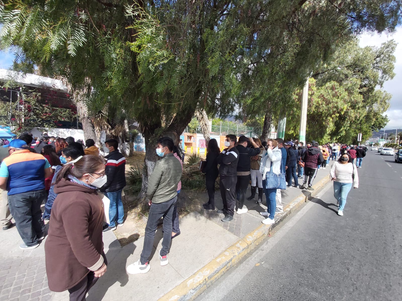 Adolescentes hacen largas filas para recibir segundas dosis contra Covid en Pachuca