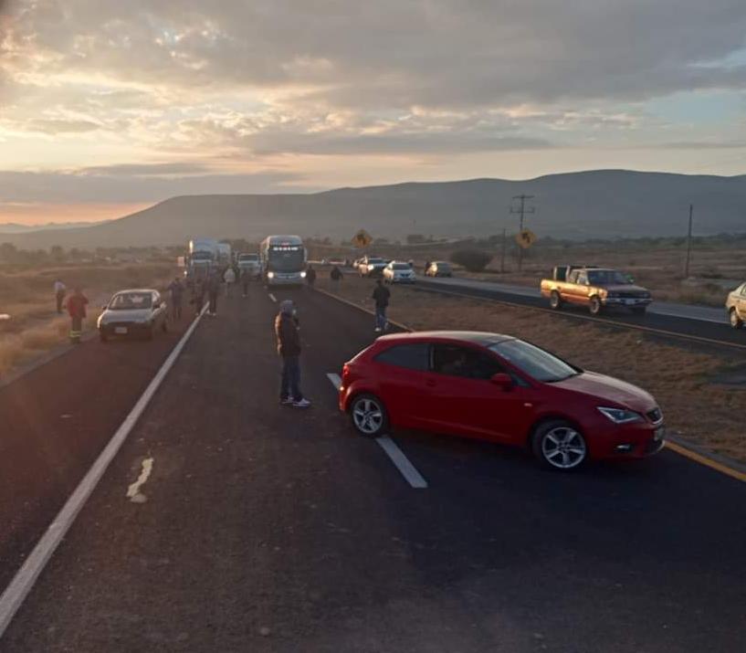 Bloquean carreteras México-Laredo e Ixmiquilpan-Progreso