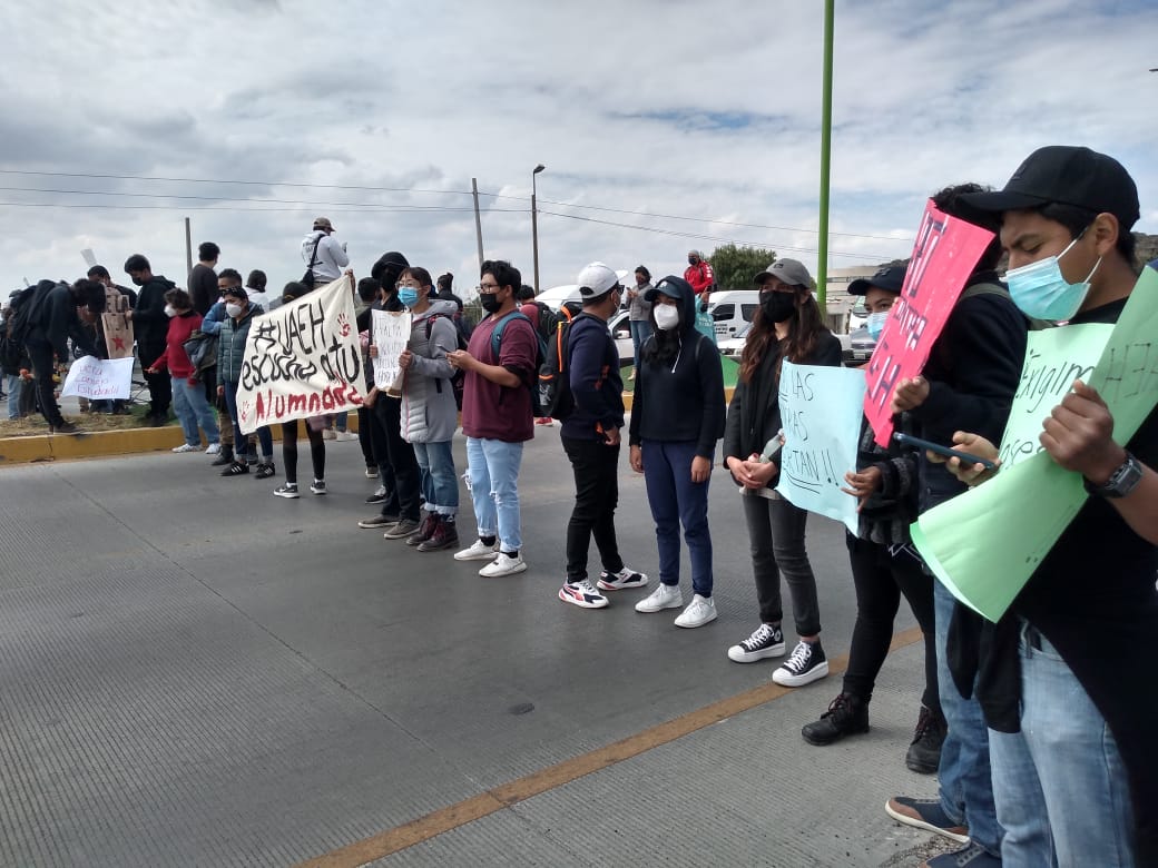 Estudiantes de la UAEH bloquean bulevard Colosio