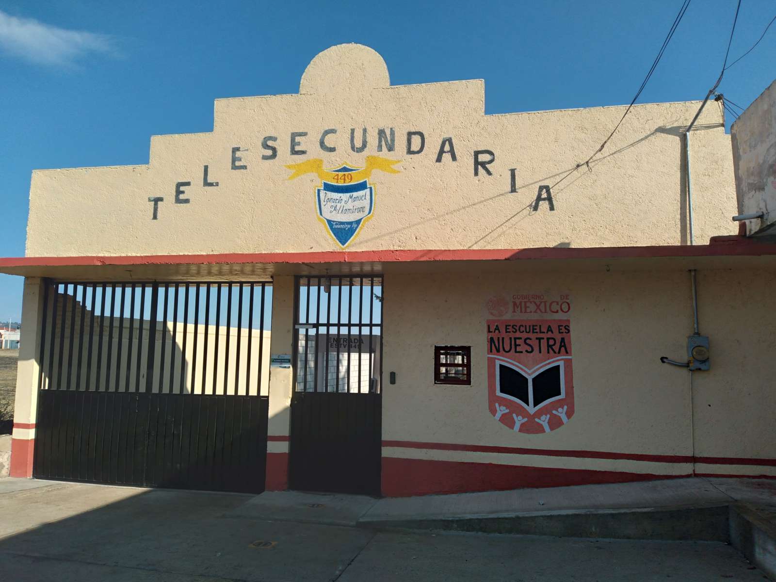 Quitan lonas de protesta en escuelas, prometen pago a jubilados y homologados