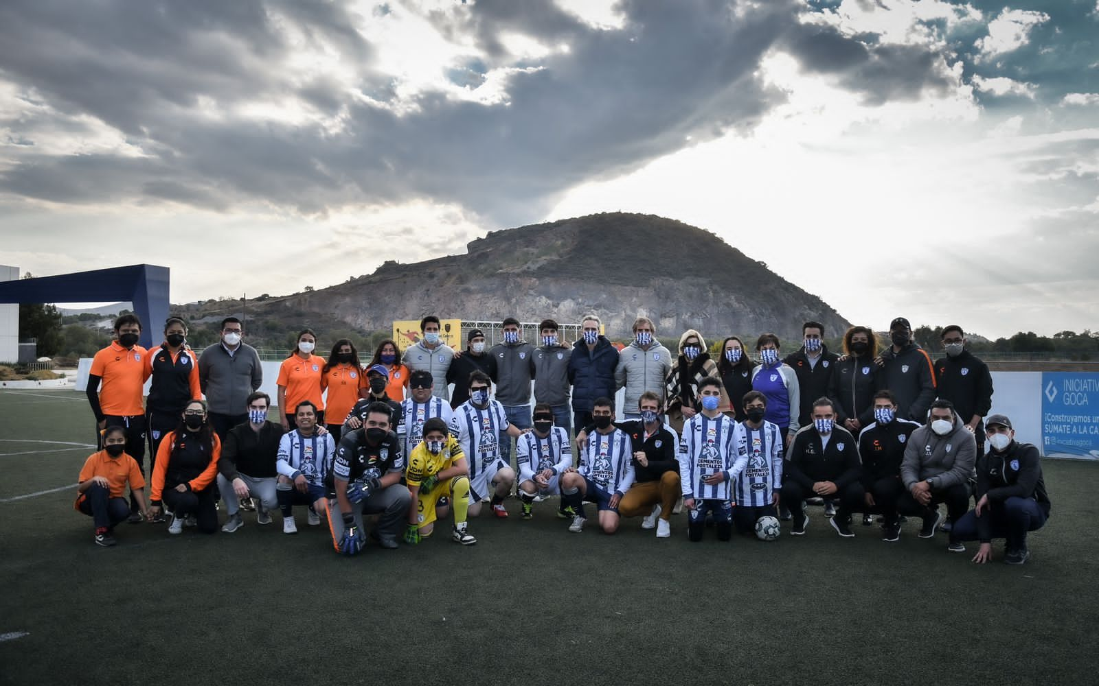 Entregan uniformes a equipo de invidentes Tuzos de Plata