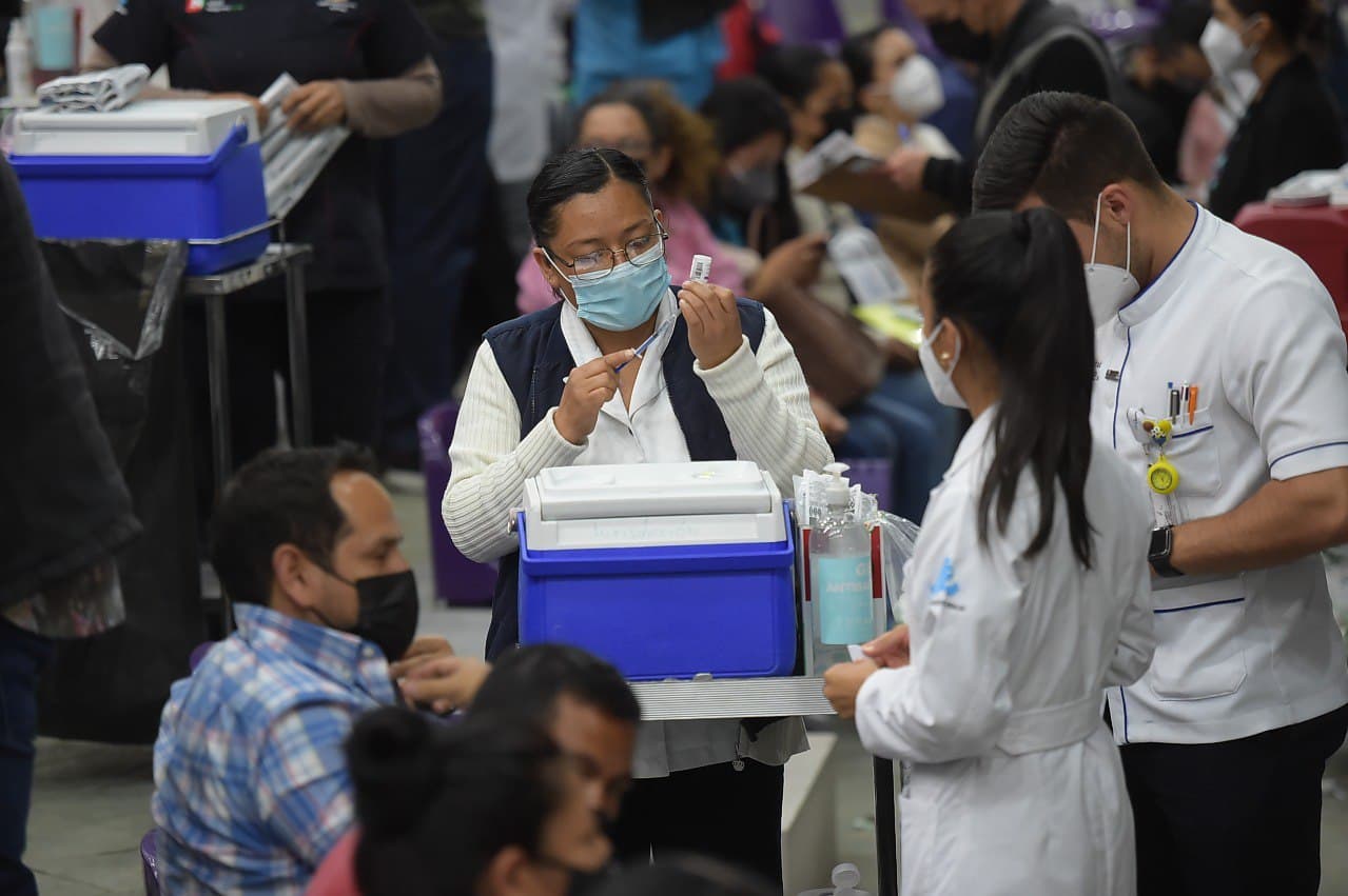 Anuncian vacuna de refuerzo a mayores de 30 años en Mineral de la Reforma