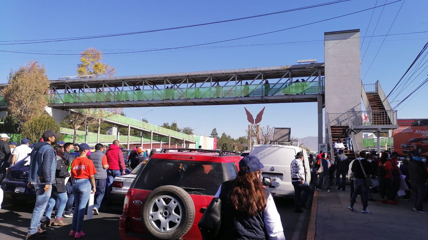 Docentes bloquean a la altura de la Plaza de Toros en Pachuca