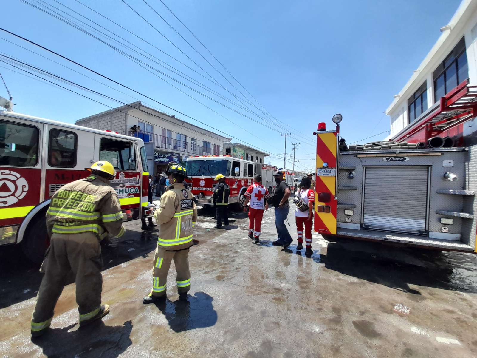 Evacuan a 78 menores por incendio en bodega de reciclaje en colonia Lindavista