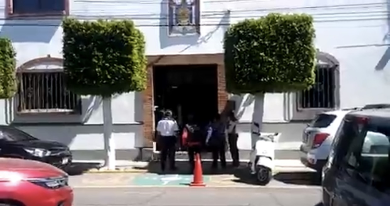 Alumno agrede con martillo a profesor en Puebla