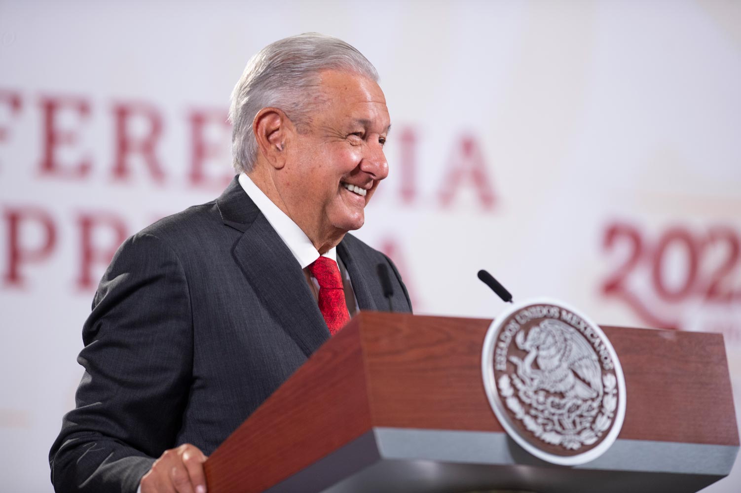 Quizá por fama o dinero personajes están en campaña contra Tren Maya: AMLO