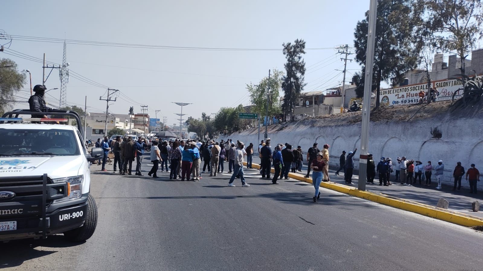 Bloquean carretera federal México-Pachuca a la altura de Ozumbilla