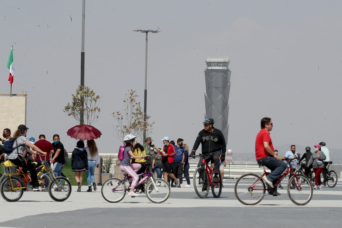 Miles de familias y ciclistas contentos con visita al aeropuerto Felipe Ángeles