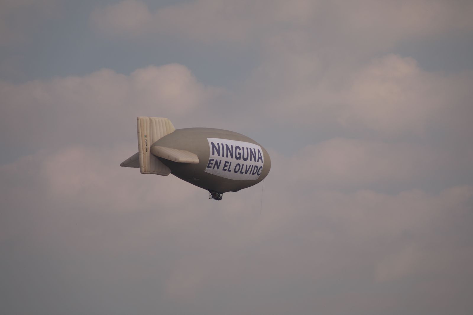 Feministas lanzan zeppelin por el 8 de Marzo