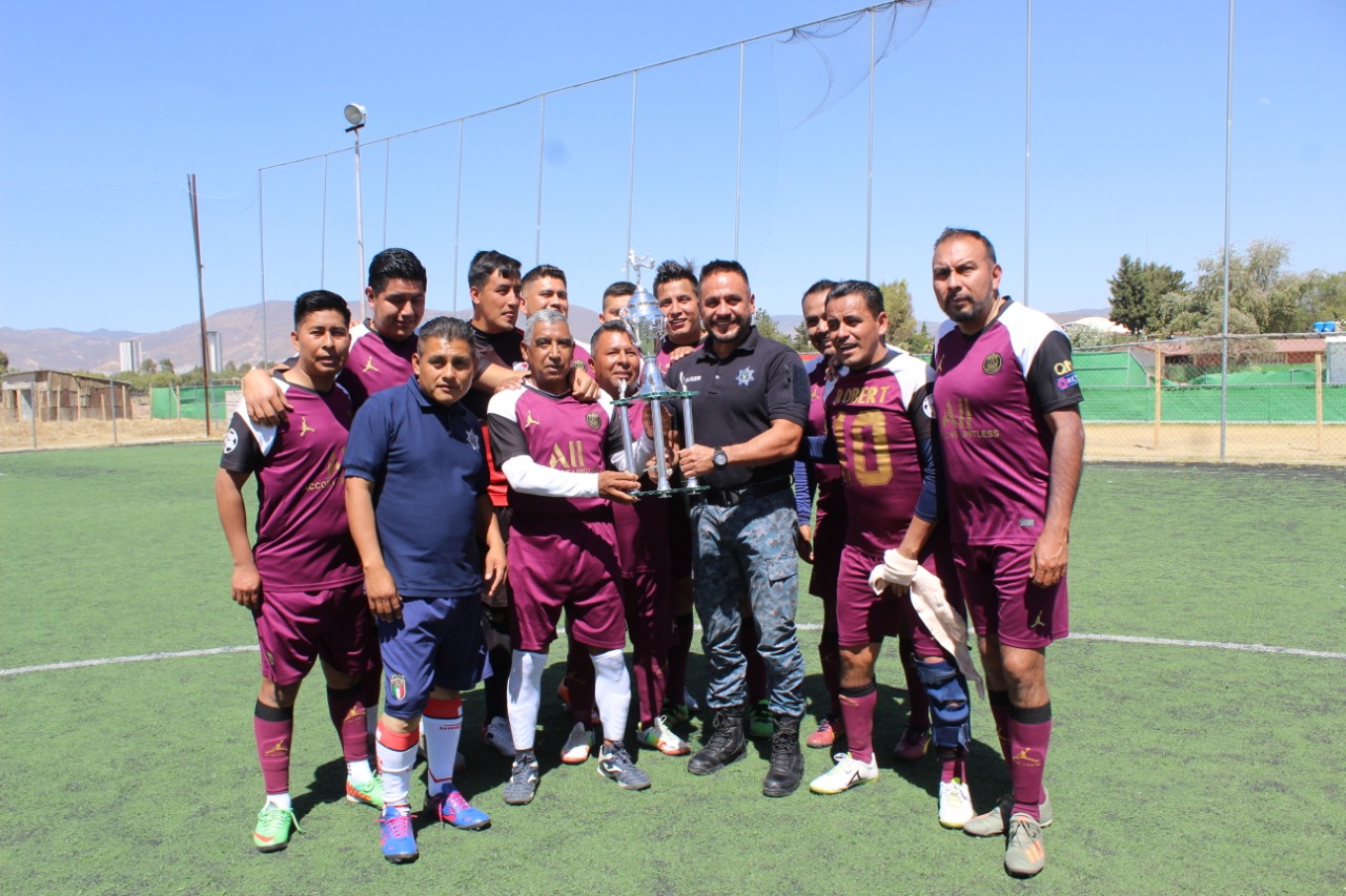 Coronan a campeones de torneo de futbol policiaco