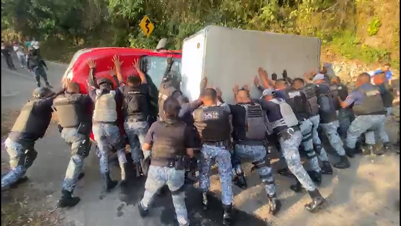 Vuelca camioneta e interrumpe el tráfico en Tlanchinol