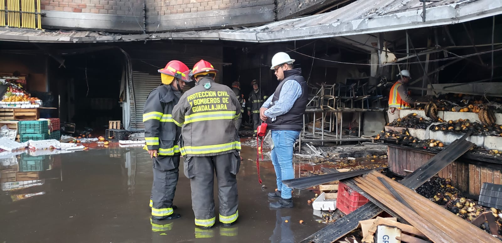 Incendio en mercado San Juan de Dios consume 300 locales en Guadalajara