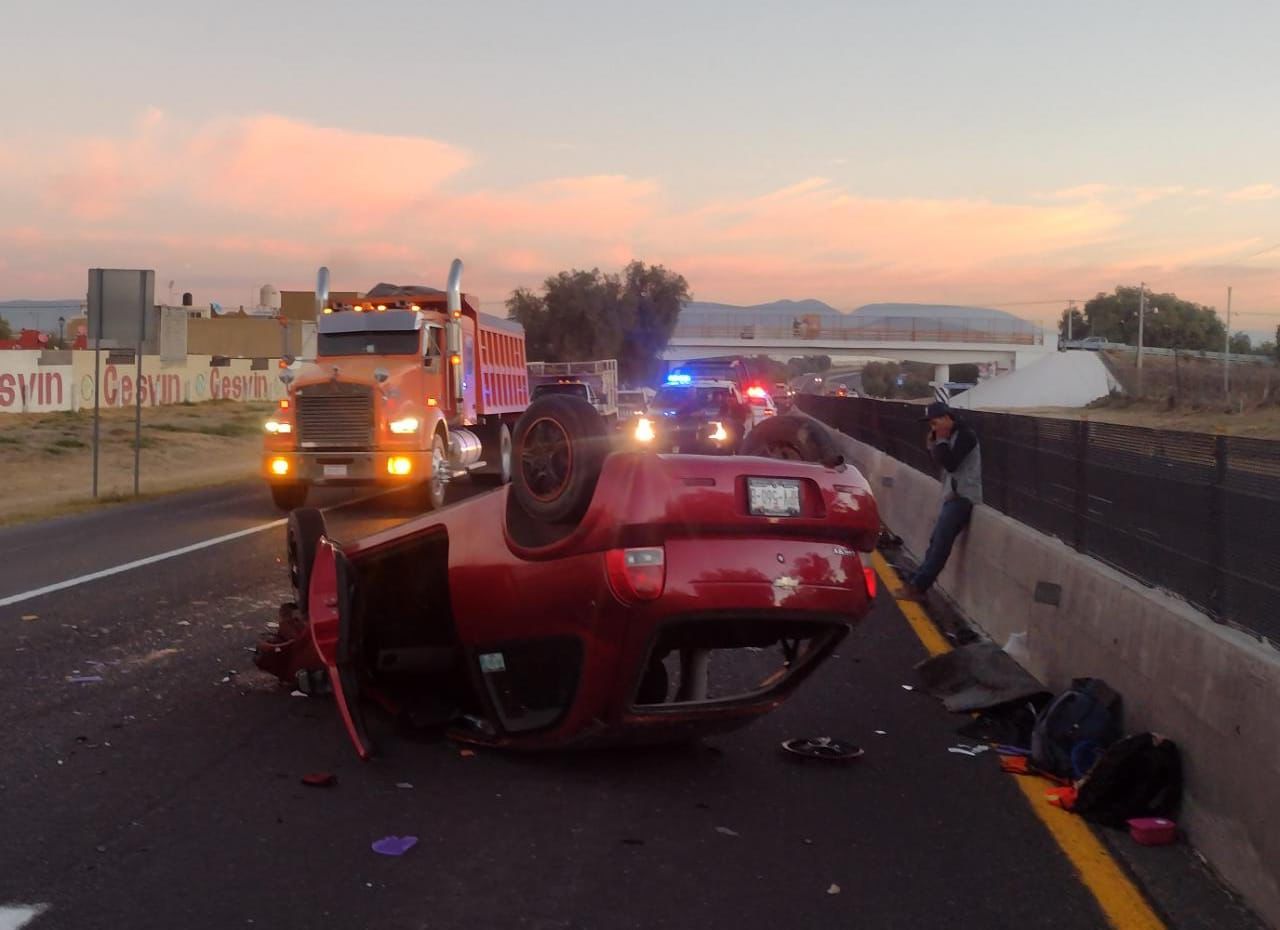 Volcadura de auto sobre la México-Pachuca deja 2 lesionados