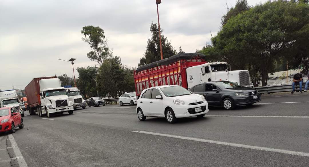 Transportistas bloquean la autopista México-Pachuca