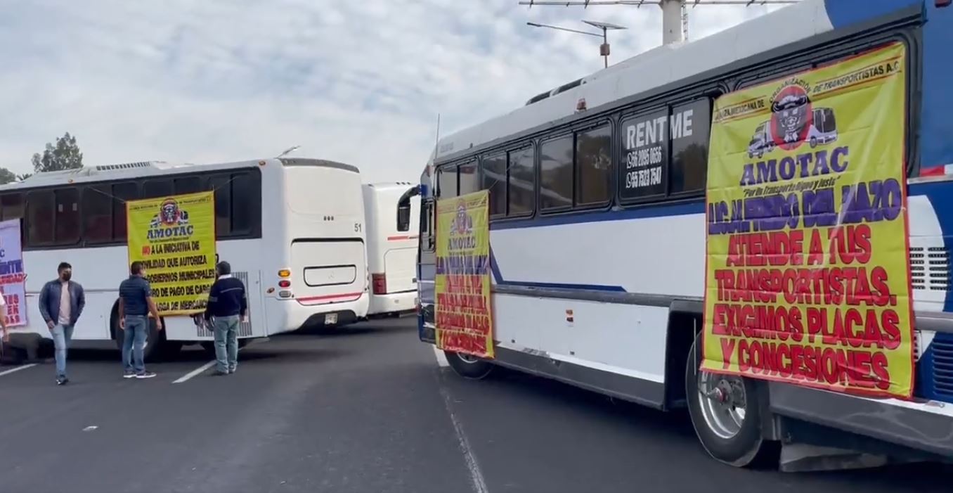 Transportistas bloquean la México-Pachuca; exigen seguridad en carreteras