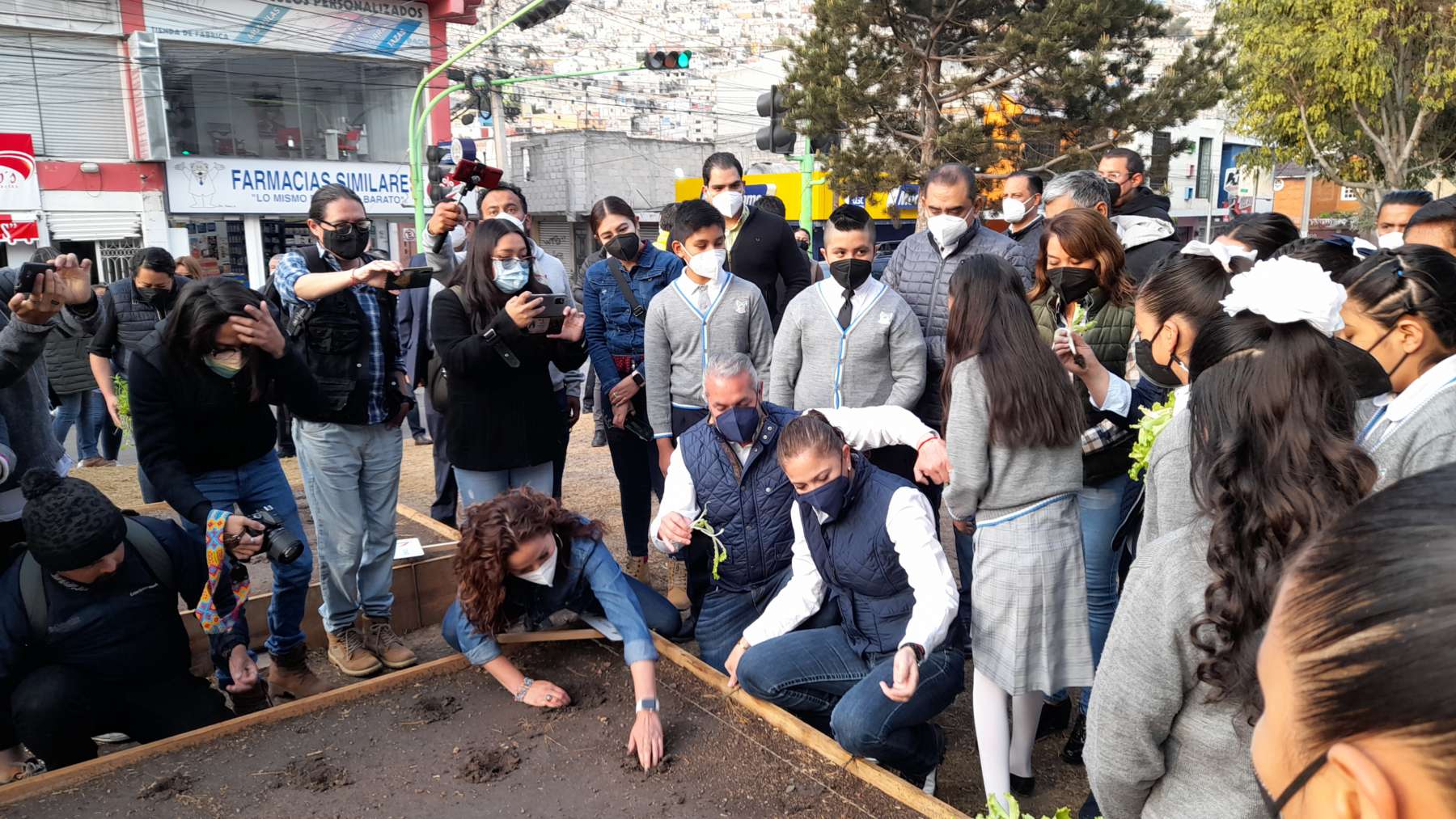 Siembran primer huerto urbano del Pachuca y el país de un kilómetro