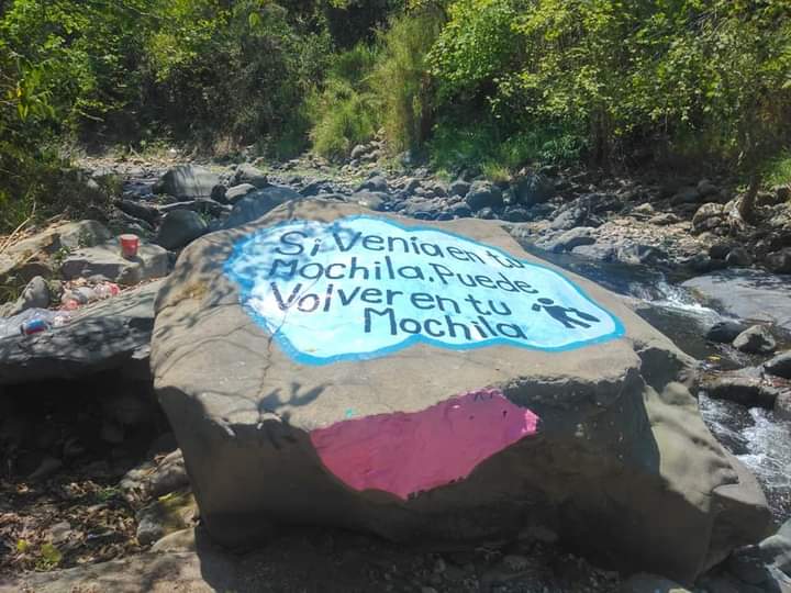 Con mensajes en piedras, San Bartolo pide a vacacionistas no arrojar basura en ríos