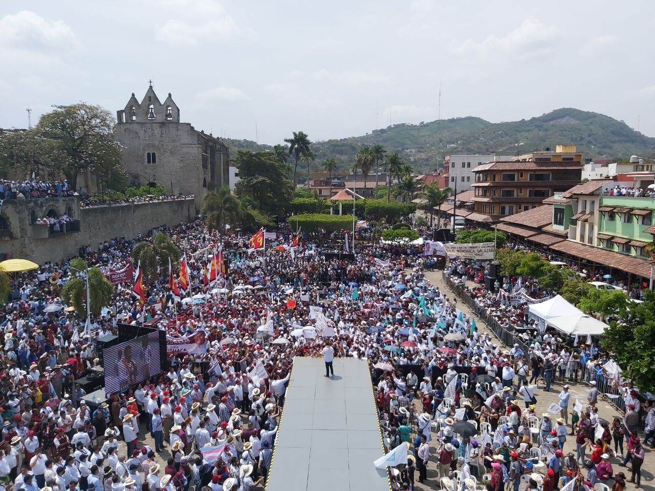 Julio Menchaca abarrota Huejutla durante arranque de campaña 