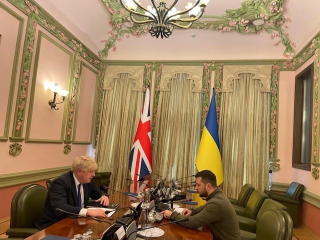 Guerra en Ucrania: Johnson se reúne con Zelensky en Kiev