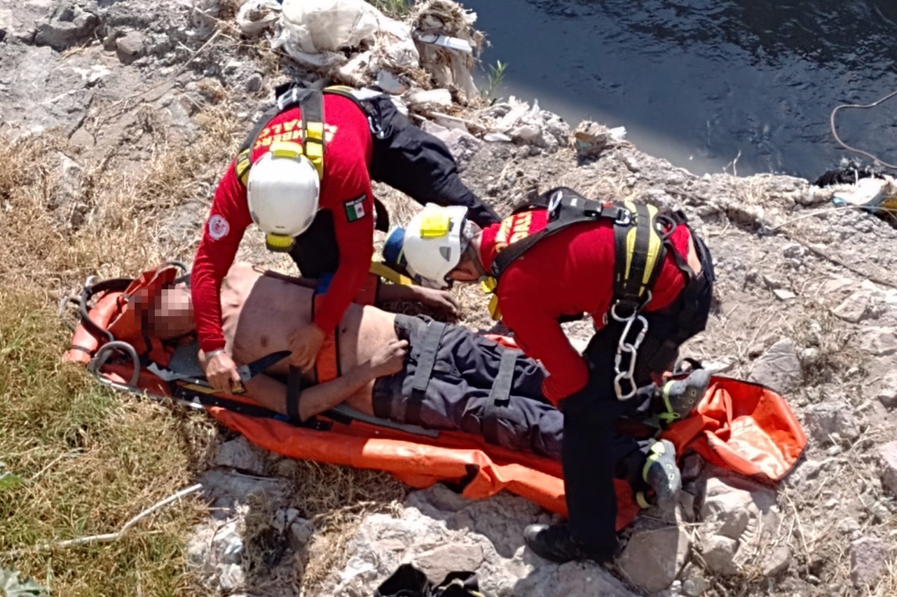 Rescatan a hombre que cayó al Río de las Avenidas