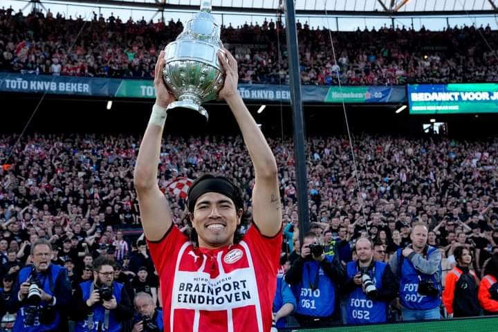 Canterano tuzo Erick Gutiérrez alza la Copa con el PSV