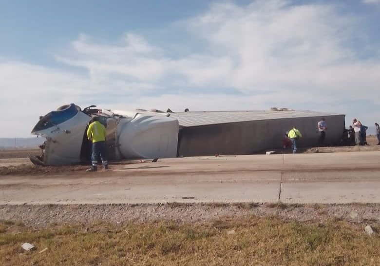 Se registra volcadura de tráiler sobre el Arco Norte