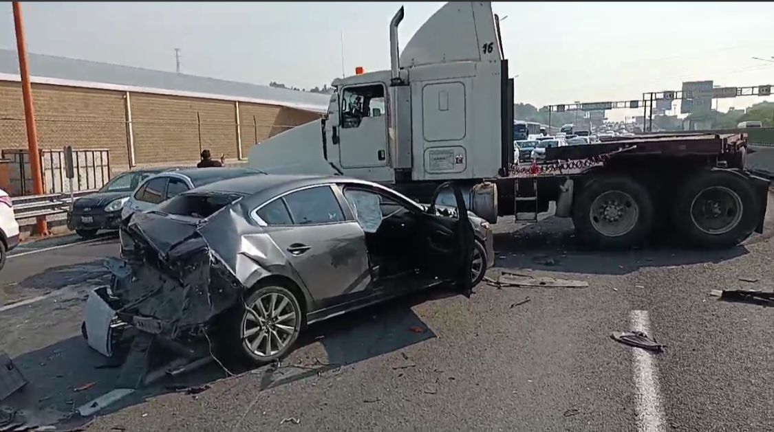 Tráiler provoca accidente en la México-Pachuca; hay 5 lesionados