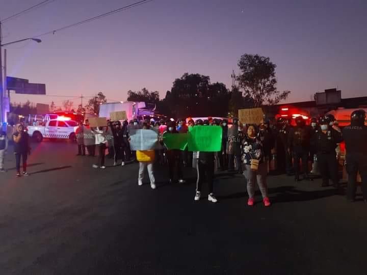 Bloquean familiares de menores detenidos la autopista México-Pachuca