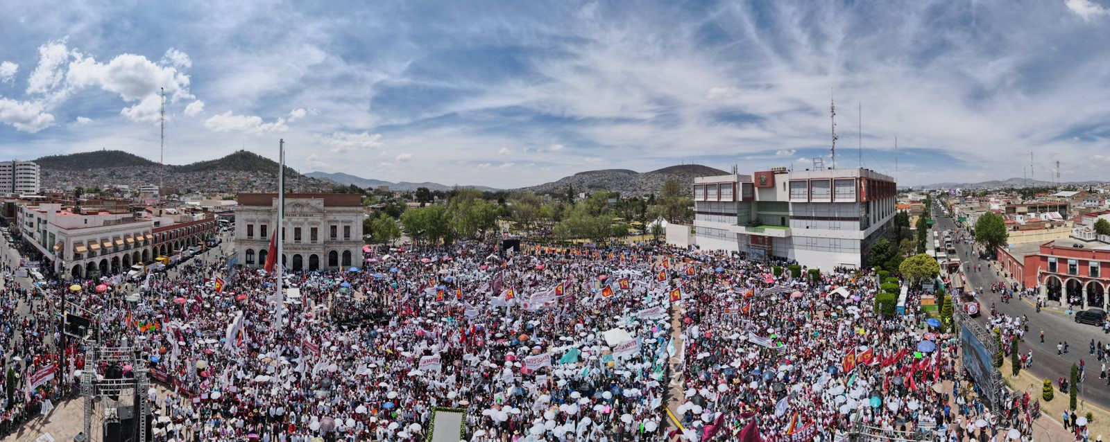 Julio Menchaca abarrota Plaza Juárez en cierre de campaña en Pachuca