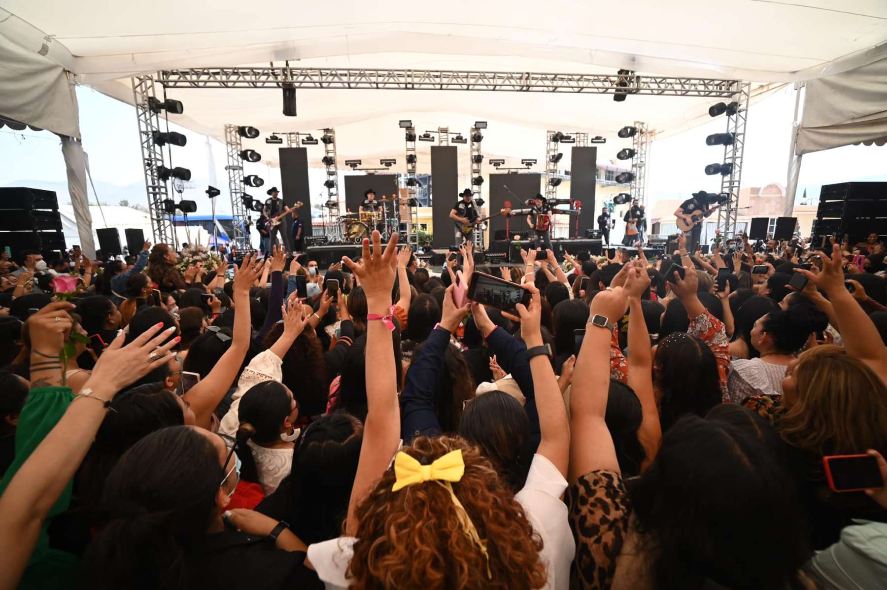 Con grupo Bronco, educadoras hidalguenses celebraron su día