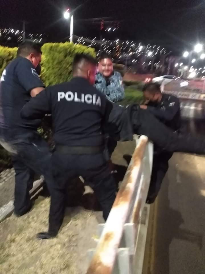 Impiden salto de una persona desde puente en Pachuca