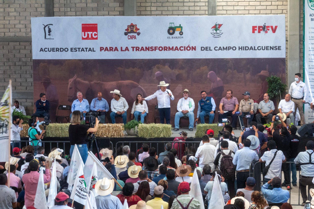 Menchaca firma en Mixquiahuala compromiso por el campo hidalguense