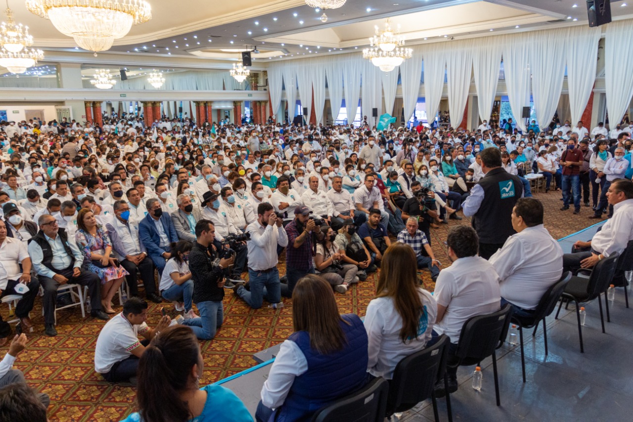 Julio Menchaca firma compromisos por la educación ante militantes de Nueva Alianza