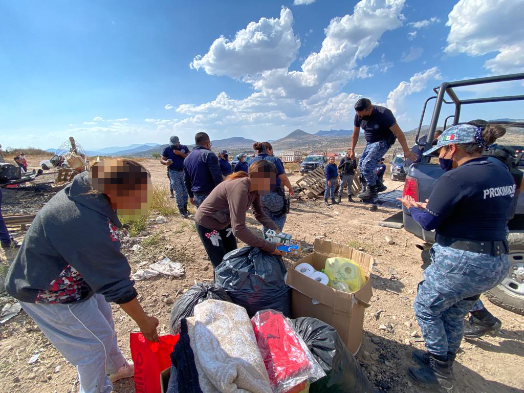 Policías llevan ropa y víveres a familia que perdió su casa en incendio