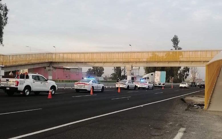 Para evitar percance, tráiler choca contra muro de contención en la México-Pachuca