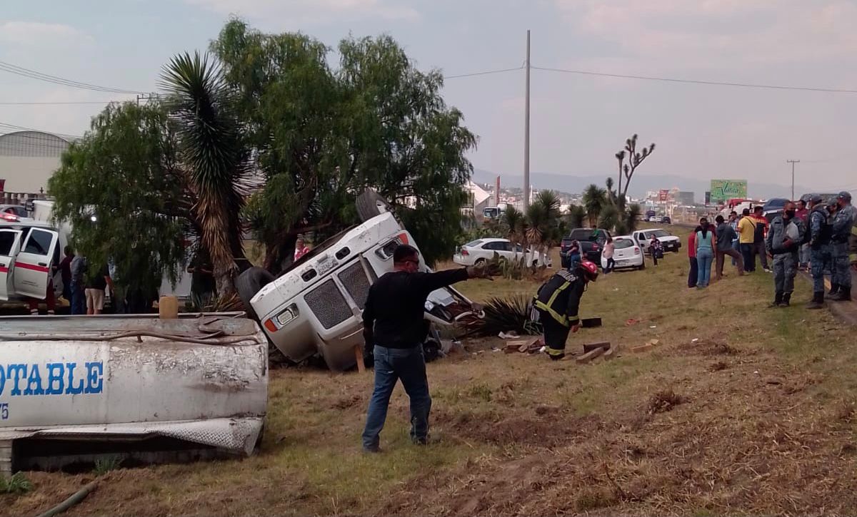 Volcadura en la autopista México-Pachuca deja un lesionado