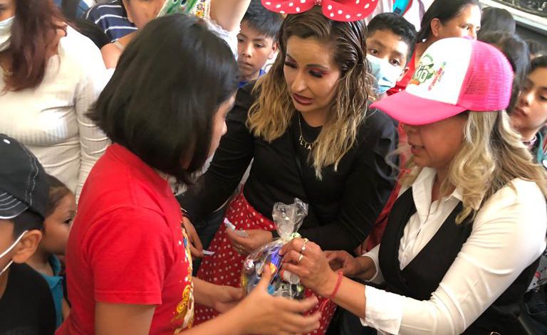 Alumnos de preescolar y primaria de Progreso reciben aguinaldos por Día del Niño