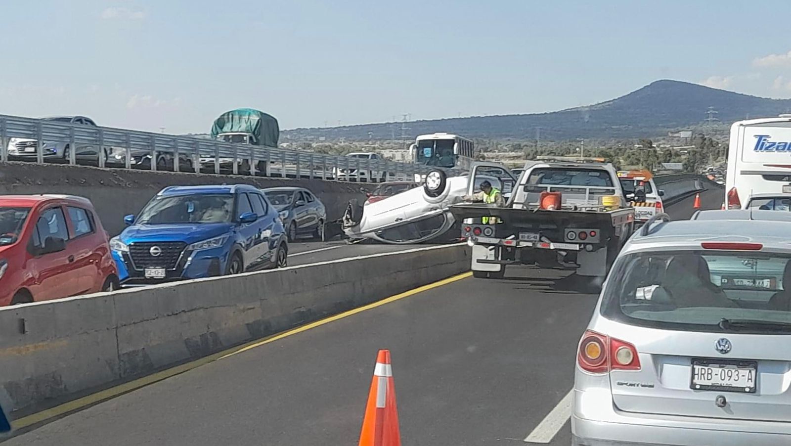 Aparatosa volcadura sobre la autopista México-Pachuca