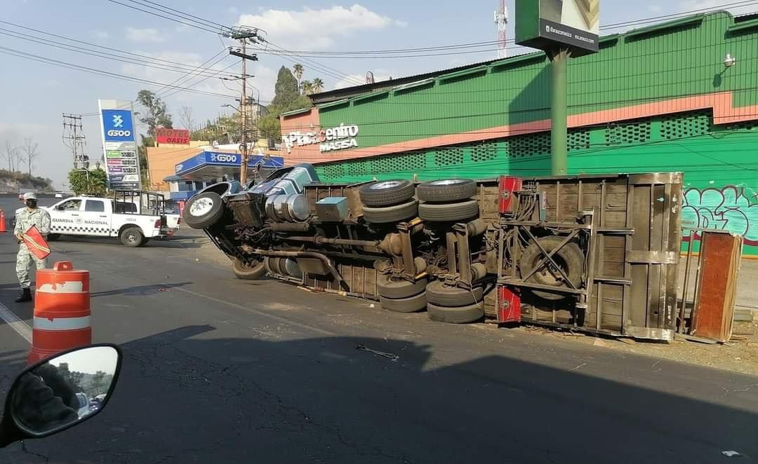 Vuelca tráiler sobre la autopista México-Pachuca