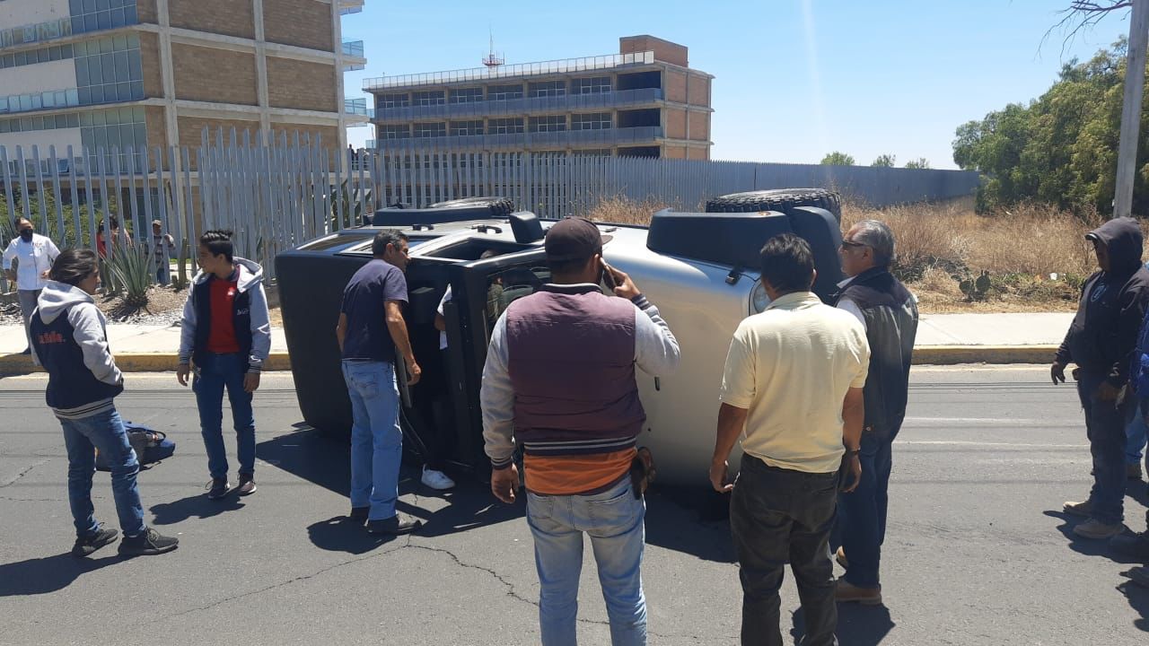 Vuelca camioneta en inmediaciones de la Universidad del Fútbol