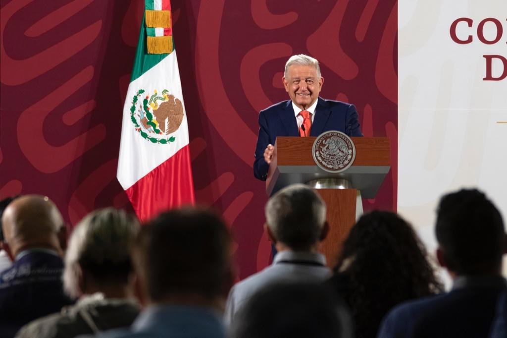 AMLO pide a diputados no cobrar y pedir licencia por ‘moratoria constitucional’