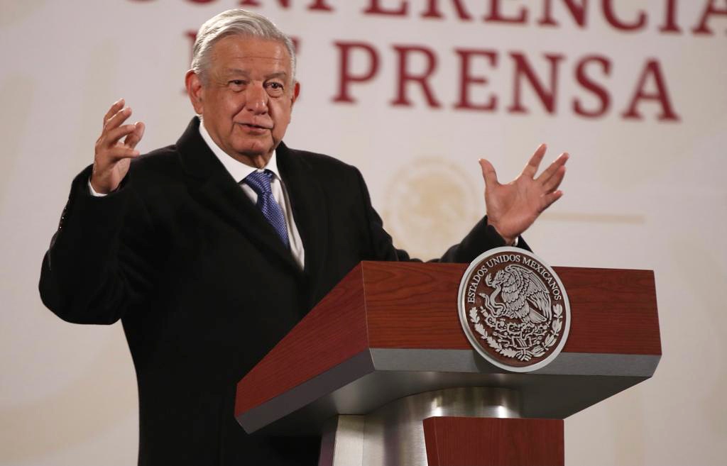 AMLO defiende llegada de médicos cubanos a México