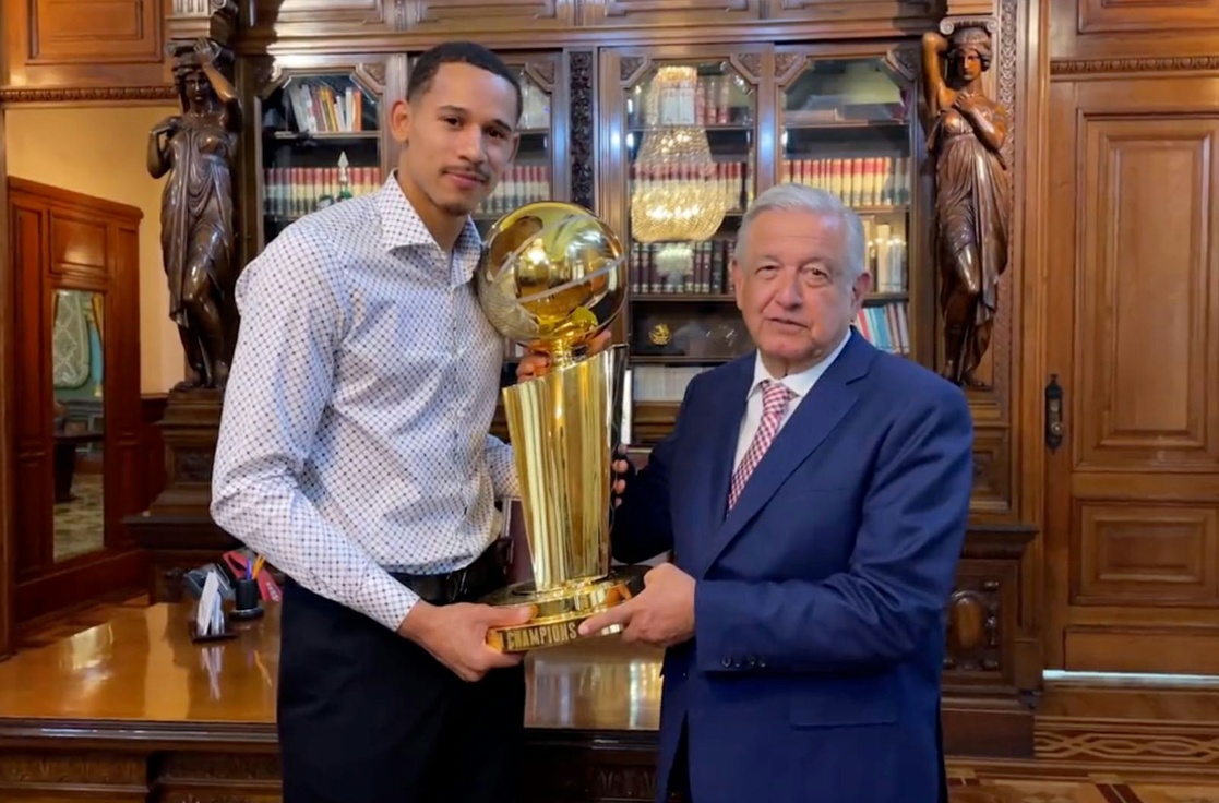 AMLO recibe a Juan Toscano, campeón de la NBA