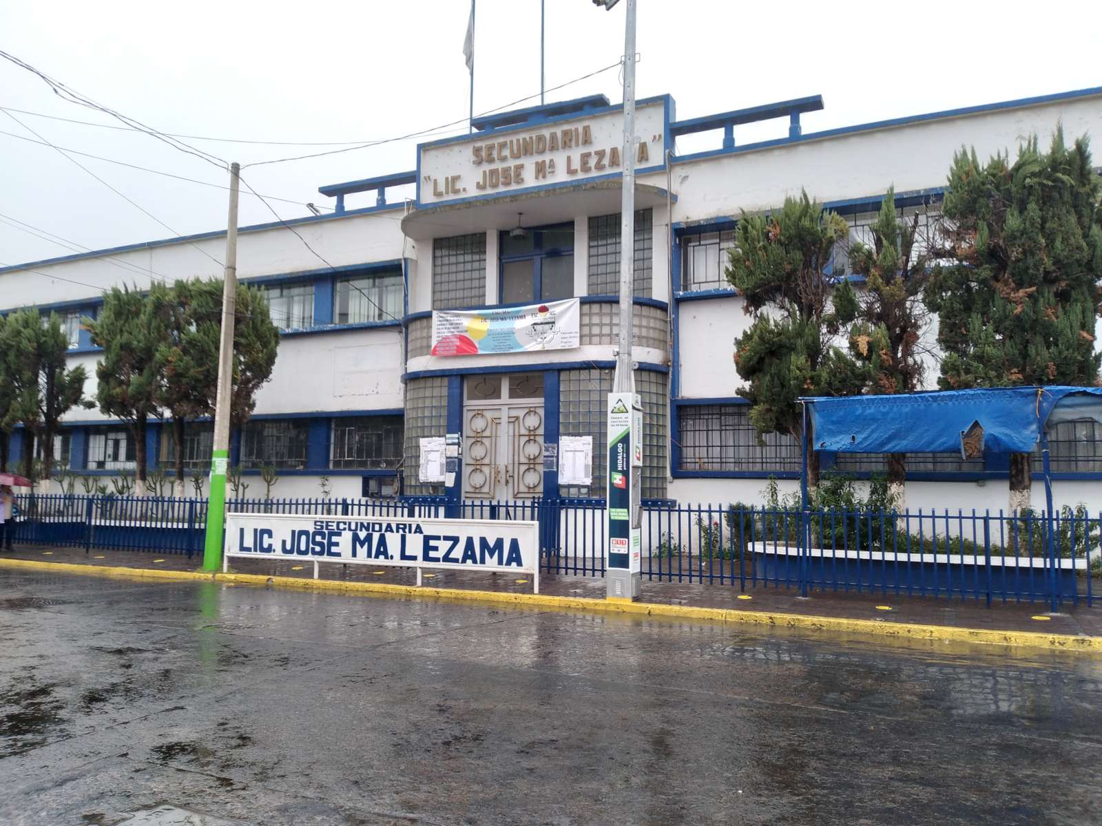 Directivo y docentes se enfrentan por control de secundaria particular en Tulancingo