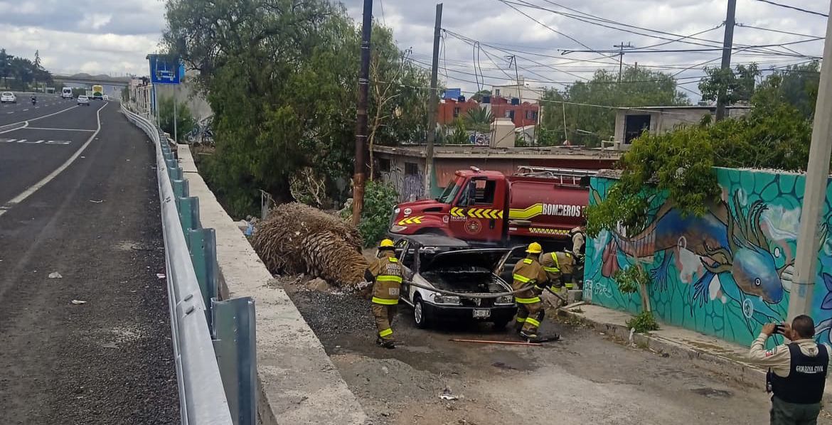 Se incendia taxi a un costado de la autopista México-Pachuca