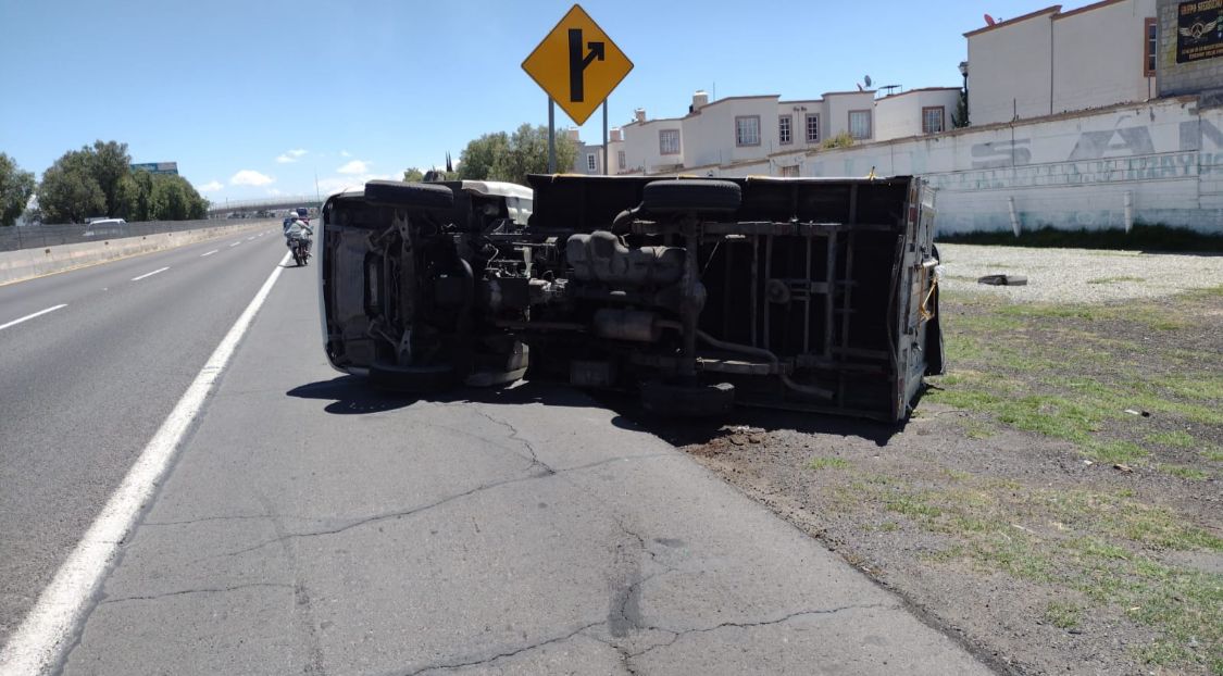 Volcadura en la autopista México-Pachuca deja 1 lesionado