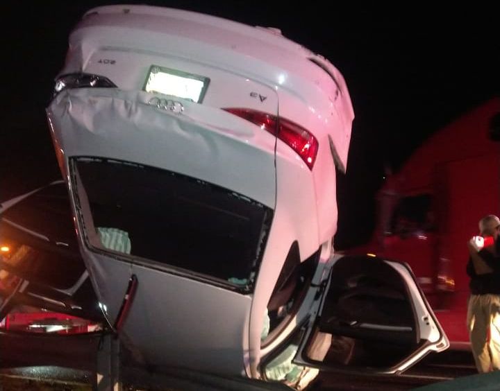 Accidente y volcadura deja dos lesionados sobre la autopista México-Pachuca