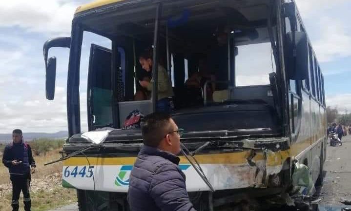 Choque entre autobús de ODT y auto dejan un muerto