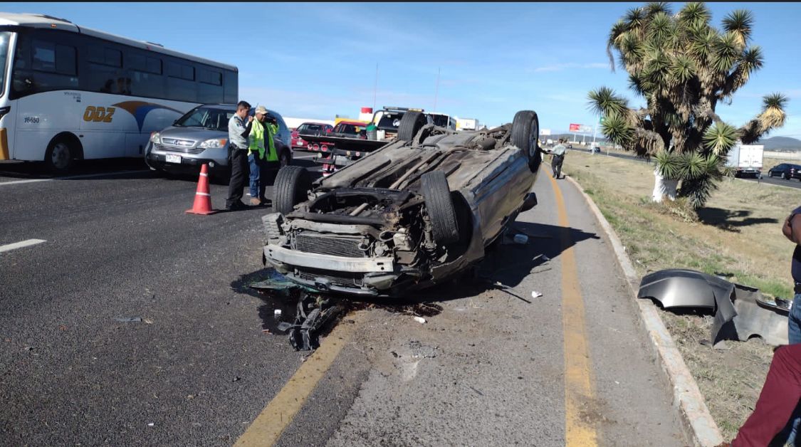 Volcadura sobre la autopista México-Pachuca deja dos personas sin vida